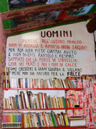 Il brano della canzone di De Andr&egrave; sopra la libreria dello studio 