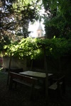 San Vivaldo - appena fuori della chiesa, tavoli a disposizione dei pellegrini